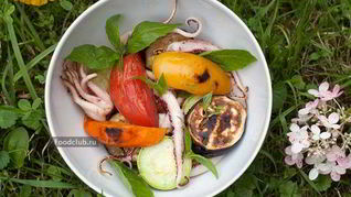 Щупальца кальмара с овощами на гриле