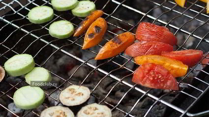 щупальца кальмара с овощами на гриле