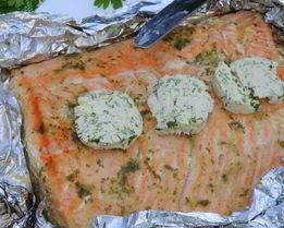 Семга на углях с зеленым маслом