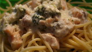 Семга с голубым сыром и брокколи