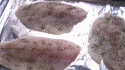 тилапия с помидорами и сыром