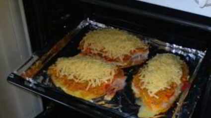 тилапия с помидорами и сыром