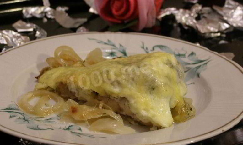 Рецепт толстолобика с луком и сметаной в духовке