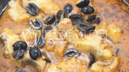 треска с помидорами и маслинами