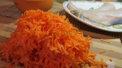 тушеный минтай с луком и морковью