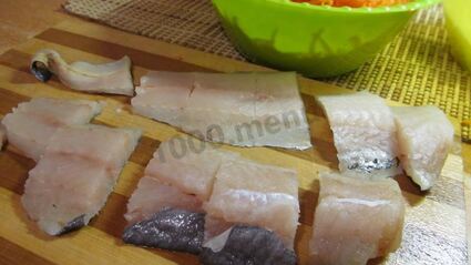 тушеный минтай с луком и морковью