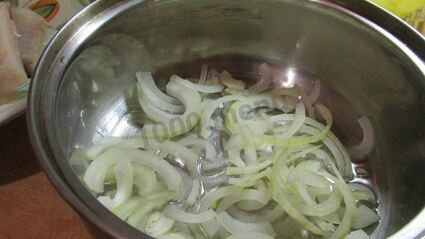 тушеный минтай с луком и морковью