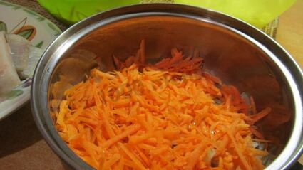 тушеный минтай с луком и морковью