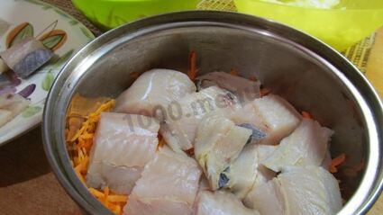 тушеный минтай с луком и морковью