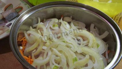 тушеный минтай с луком и морковью