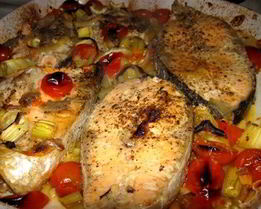 Запеченая семга с помидорами и сельдереем