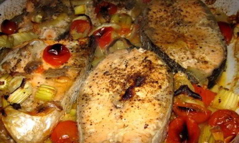 Рецепт запеченой семги с помидорами и сельдереем