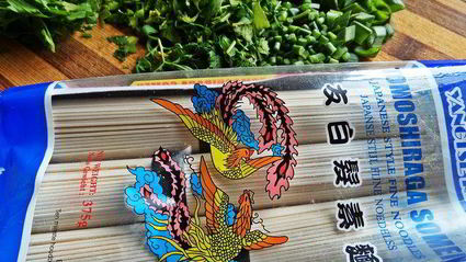 запеченная скумбрия с японской лапшой