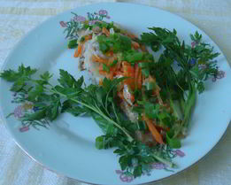 Жареная камбала с морковью, луком и сметаной