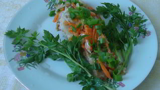 Жареная камбала с морковью, луком и сметаной