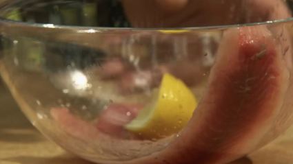 жареный карп с кабачковой икрой и сосновыми иголками