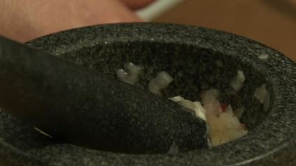 жареный карп с кабачковой икрой и сосновыми иголками