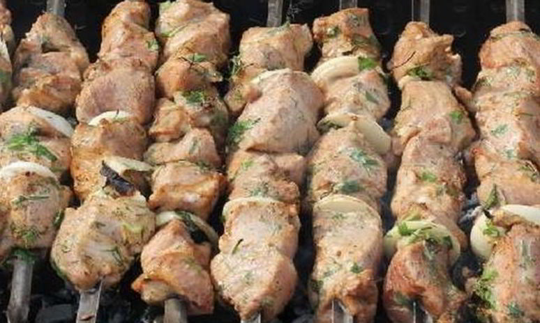 Рецепт классического свиного шашлыка на маринаде из майонеза