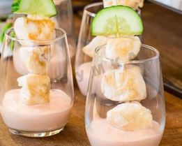 Куриные шашлычки со свежим огурцом и соусом