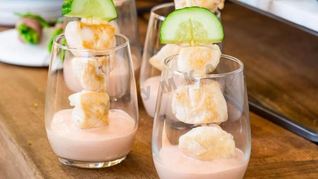 Куриные шашлычки со свежим огурцом и соусом