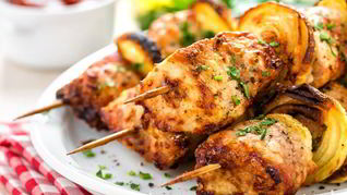 Куриные шашлычки в соусе якитори на шпажках