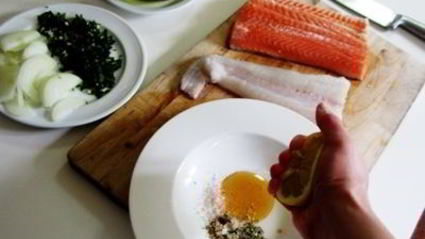 разноцветный рыбный шашлык