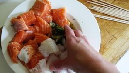 разноцветный рыбный шашлык