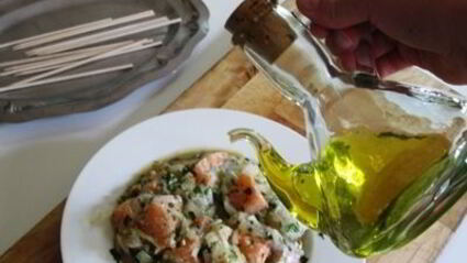 разноцветный рыбный шашлык