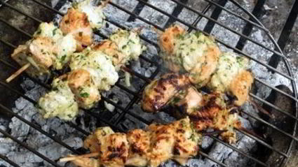 разноцветный рыбный шашлык