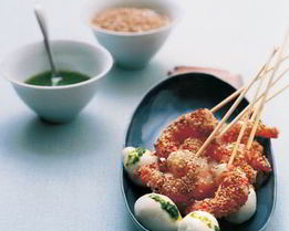 Шашлычки из моцареллы и креветок с соусом из базилика