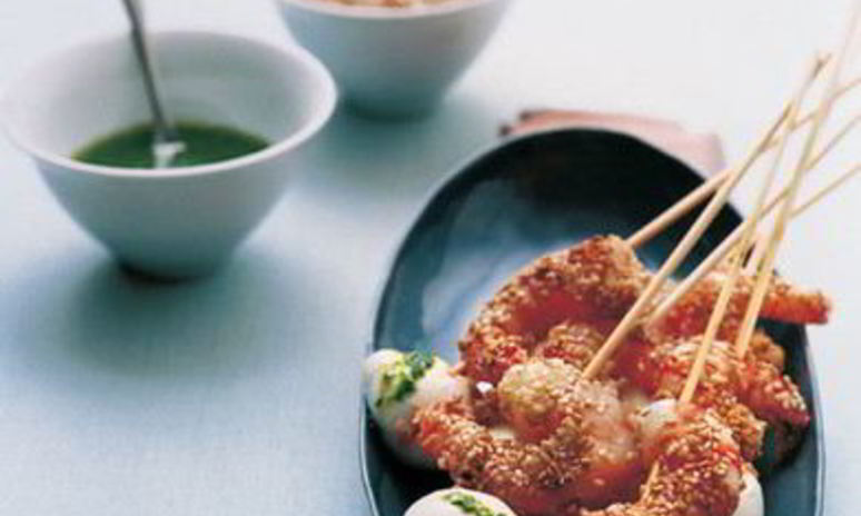 Рецепт шашлычков из моцареллы и креветок с соусом из базилика