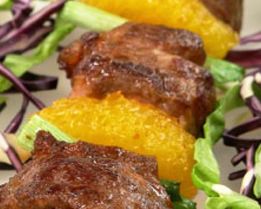 Шашлычок из баранины с апельсинами и овощным салатом