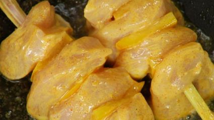 шашлычок из куриного филе с кокосовым супом