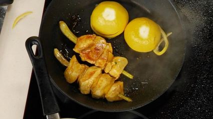 шашлычок из куриного филе с кокосовым супом