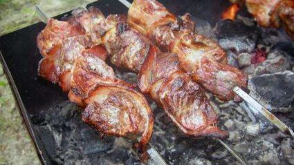 шашлык из говядины в беконе