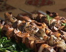 Шашлык из говяжьей печени с салом