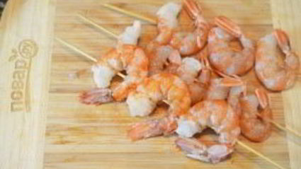шашлык из креветок с кунжутом
