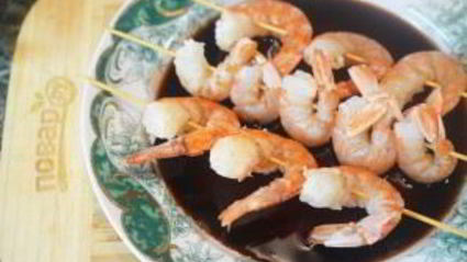 шашлык из креветок с кунжутом