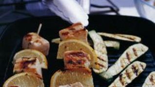 Шашлык из рыбы-меч с жареными кабачками