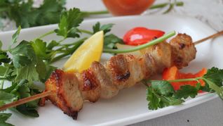 Шашлык из свинины с лимоном и луком