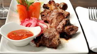 Шашлык из свинины в белом вине на сковороде