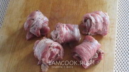 шашлык из свинины в виде рулетиков