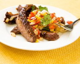 Говяжий стейк со свежим кукурузным салатом