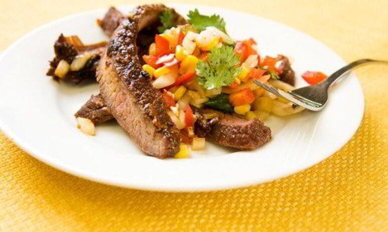 Рецепт говяжьего стейка со свежим кукурузным салатом