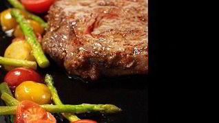 Говяжьи стейки с жаренными помидорами черри