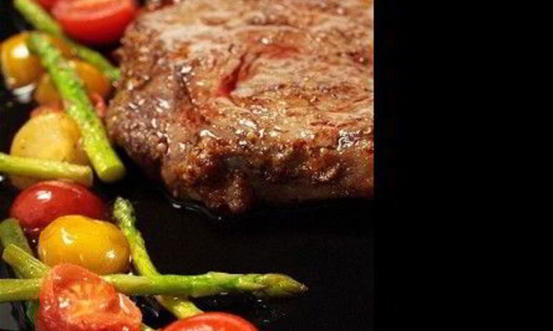 Рецепт говяжьих стейков с жаренными помидорами черри