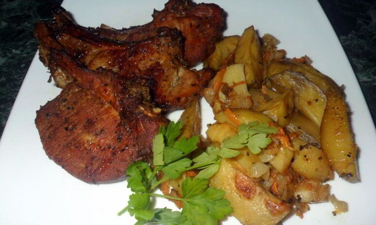 Рецепт нежных стейков из свинины с чесноком в духовке