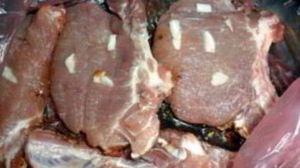 нежные стейки из свинины с чесноком в духовке