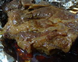 Нежные свиные стейки, запеченные в духовке