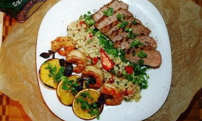 Рецепт праздничного ужина из булгура с креветками и стейком